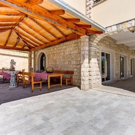 2 Complex For 20 Persons With Pool And Sea View * Jesenice (Split-Dalmatia)
