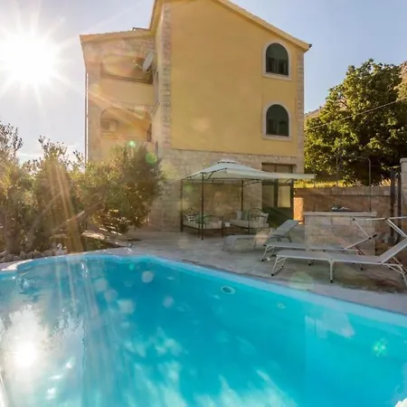 2 Complex For 20 Persons With Pool And Sea View *